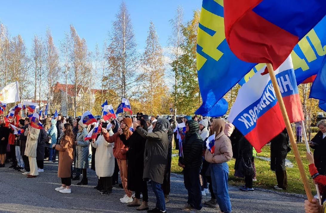 В Нижневартовске прошёл митинг в поддержку референдумов и решений Президента России 