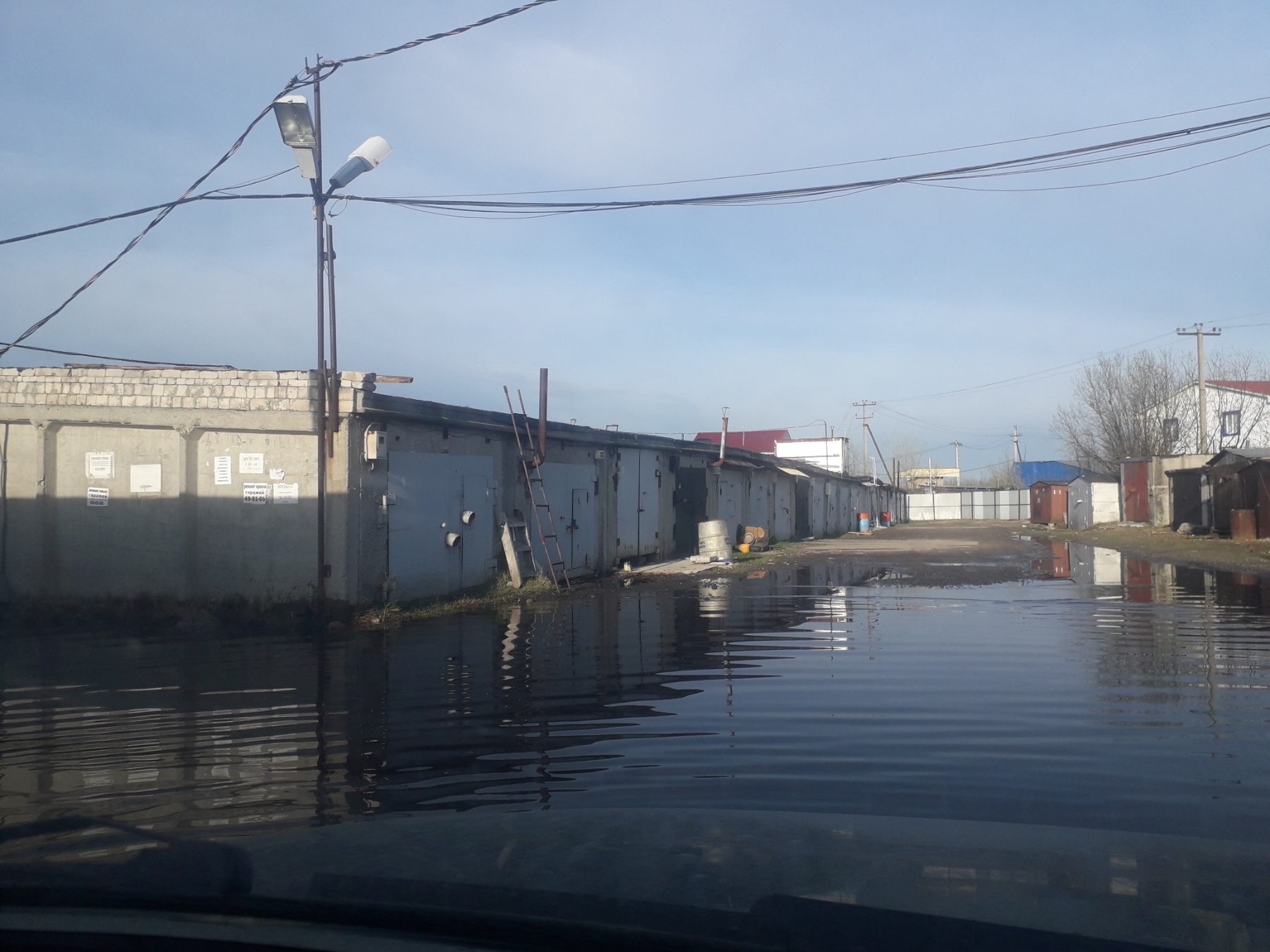 В Нижневартовске затопило гаражный кооператив, местами глубина луж полметра