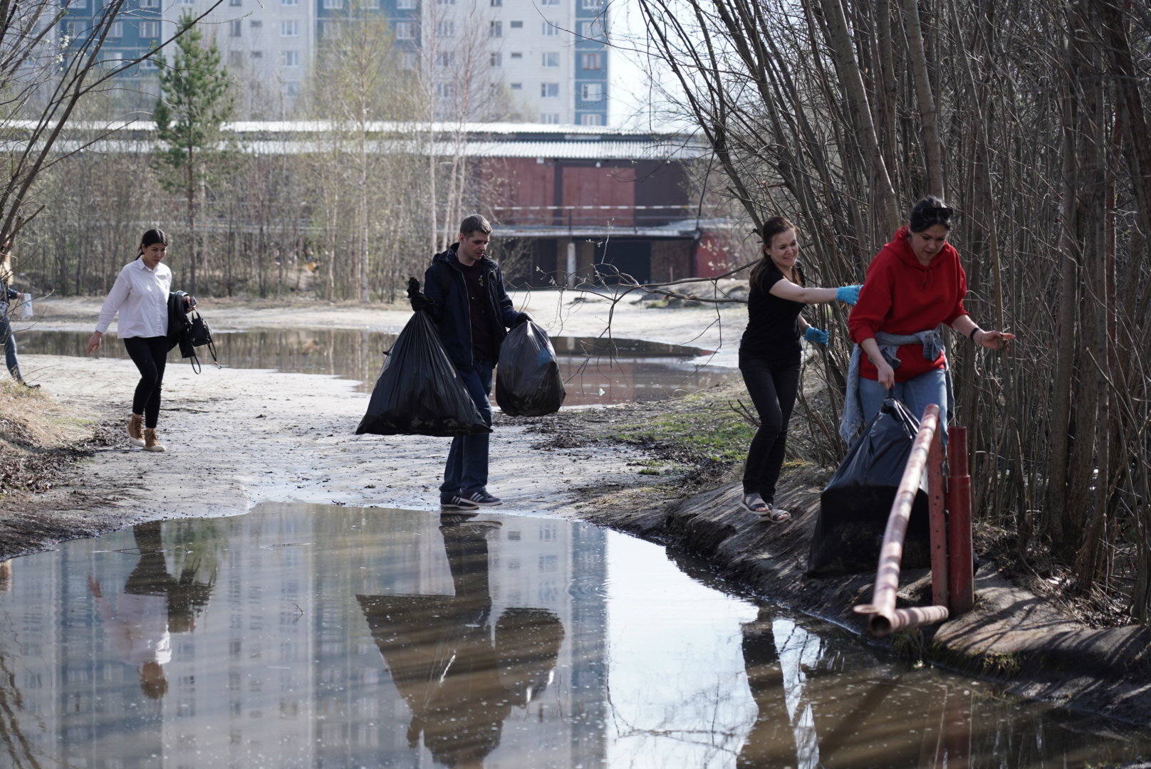 В Нижневартовске очистили береговую линию Комсомольского озера