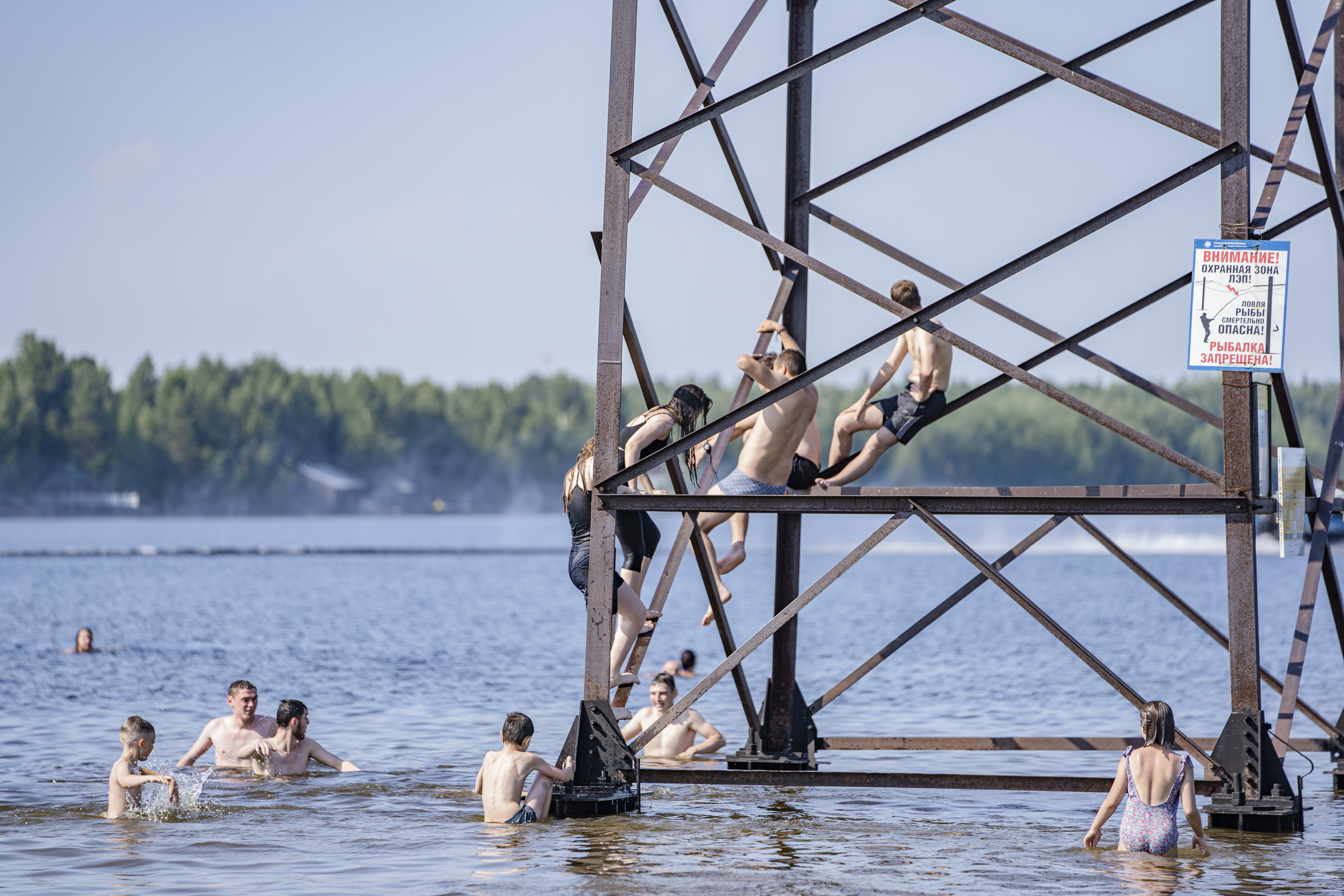 Вартовчанам запретили прыгать в воду с вышки ЛЭП на озере Дачном