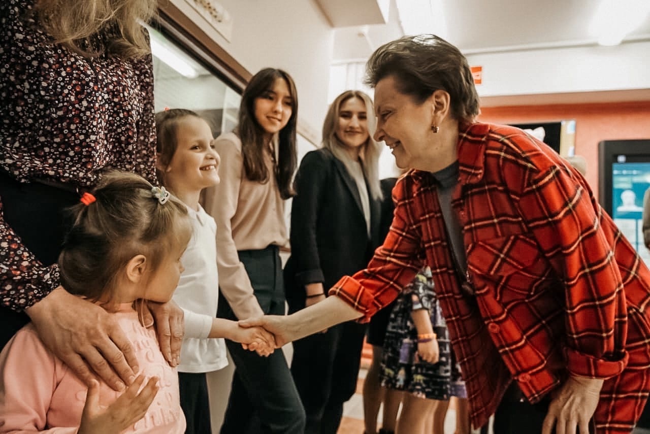 Губернатор Югры Наталья Комарова встретилась в Нижневартовске с переселенцами из Донбасса 