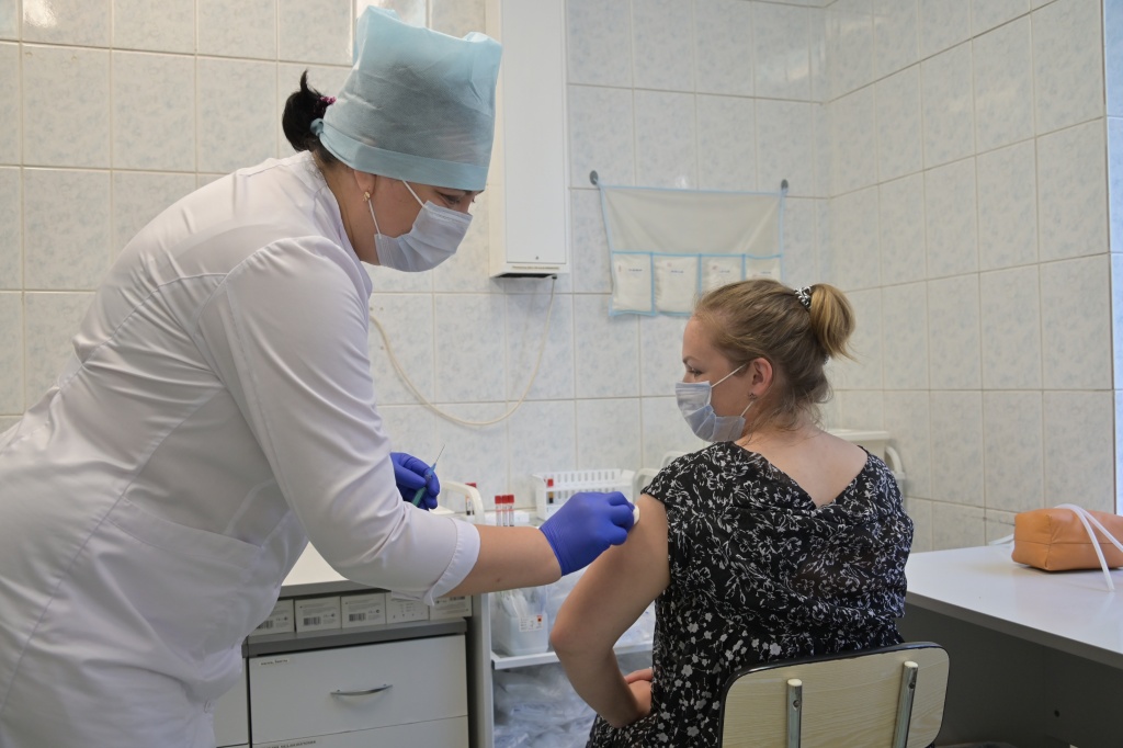 В Нижневартовске продолжается вакцинация и ревакцинация против COVID