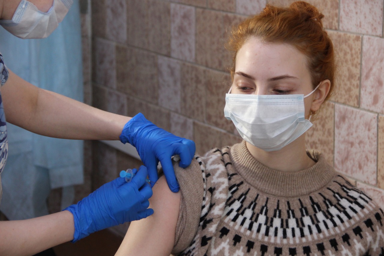 В Нижневартовске защиту от COVID первым компонентом вакцины получили свыше 300 подростков